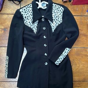 Super cool black coat with leopard print details
